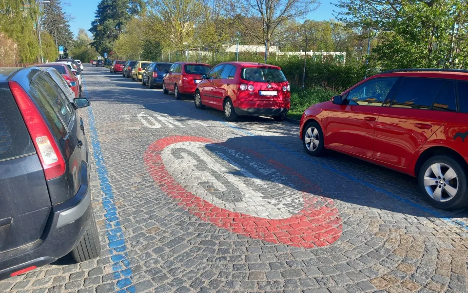 Parkování v Jihlavě XXXIII.: Cestující autobusem mohou v Karolíny Světlé parkovat dál