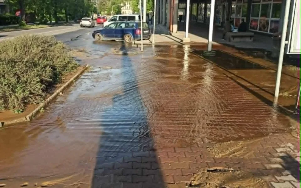 V Jihlavě opět prasklo vodovodní potrubí, část města v Žižkově ulici trápí odstávka.