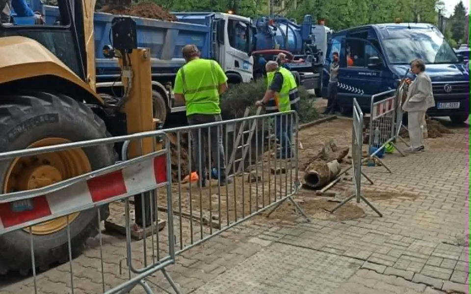 Voda v části Jihlavy stále neteče, dělníci od rána pracují na opravě potrubí. Foto: Karel Švec