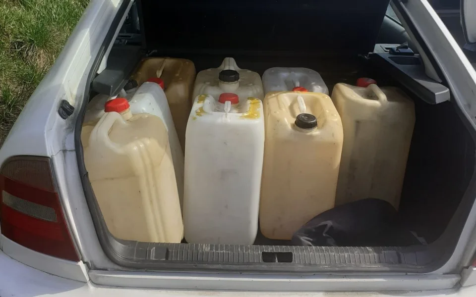 FOTO: Studenti ukradli tři tisíce litrů nafty hlavně z nákladních aut a bagrů. Foto: Policie ČR
