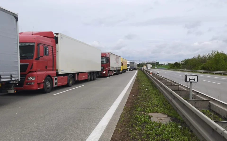 VIDEO: Na D1 stále stojí dlouhá kolona kamionů. Myslete na záchranářskou uličku, apeluje policie