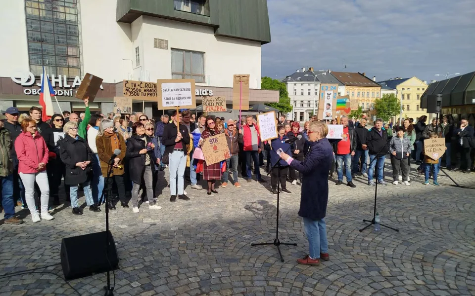 ON-LINE: I Jihlava se připojila k pochodu na podporu médií. Lidé půjdou na náměstí