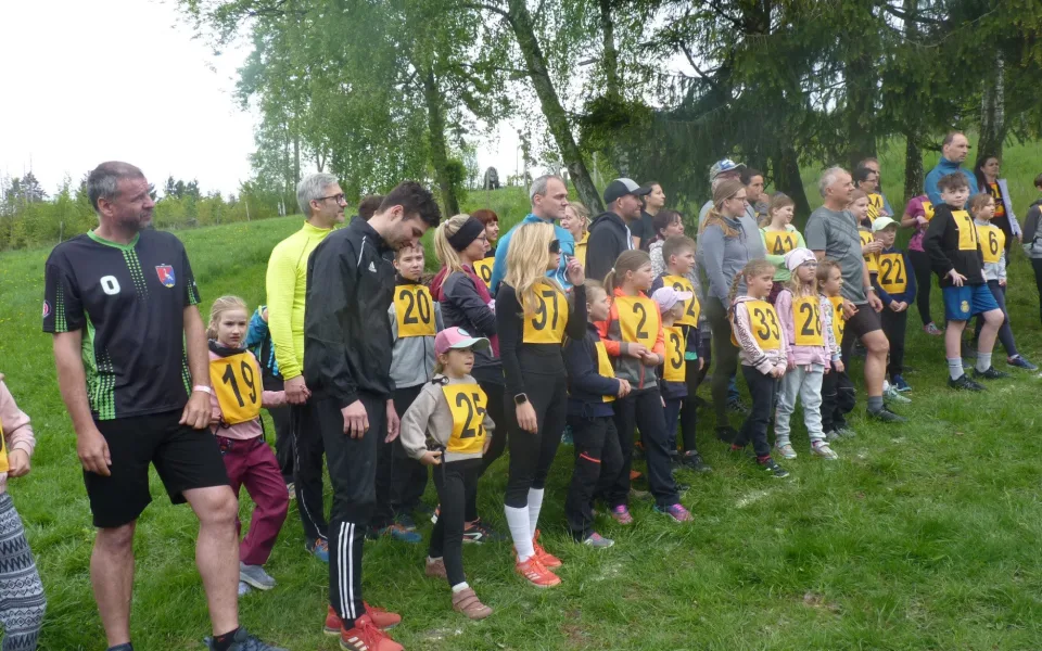 V Lukách nad Jihlavou se běhalo na sjezdovce. Závodili děti, dospělí i celé rodiny. Foto: Adéla Singrová