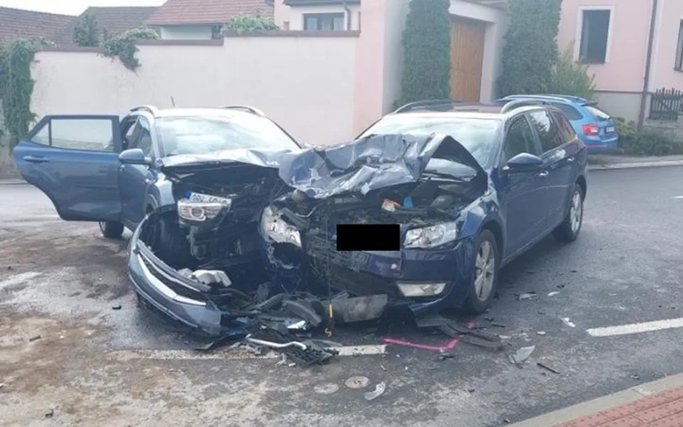Mladý řidič se v Urbanově srazil s autem v protisměru, zranily se tři osoby. Foto: Policie ČR