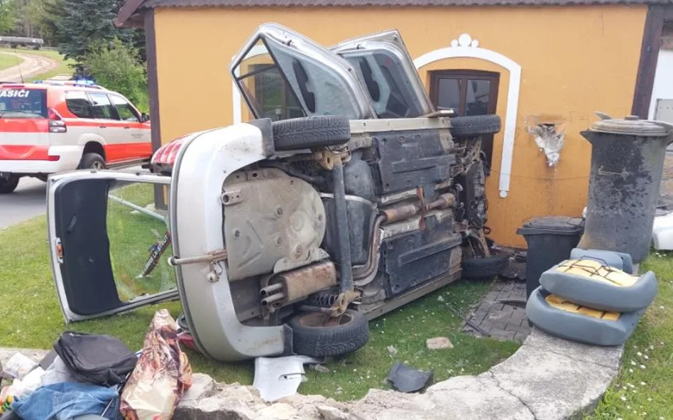 Senior v Kameničce jel po chodníku, potom narazil do domu a otočil auto na bok. Foto: Policie ČR