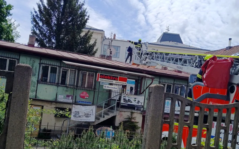 Muž v centru Jihlavy se bál o život, vyskočil proto oknem na střechu. Skončil na psychiatrii