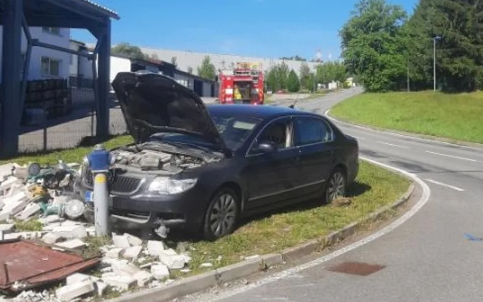 Řidič v Humpolci narazil do přípojky. V okolí došlo k úniku plynu
