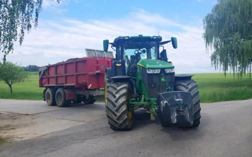Traktor nedal přesnost autu na hlavní a došlo k nehodě. Řidič skončil v nemocnici