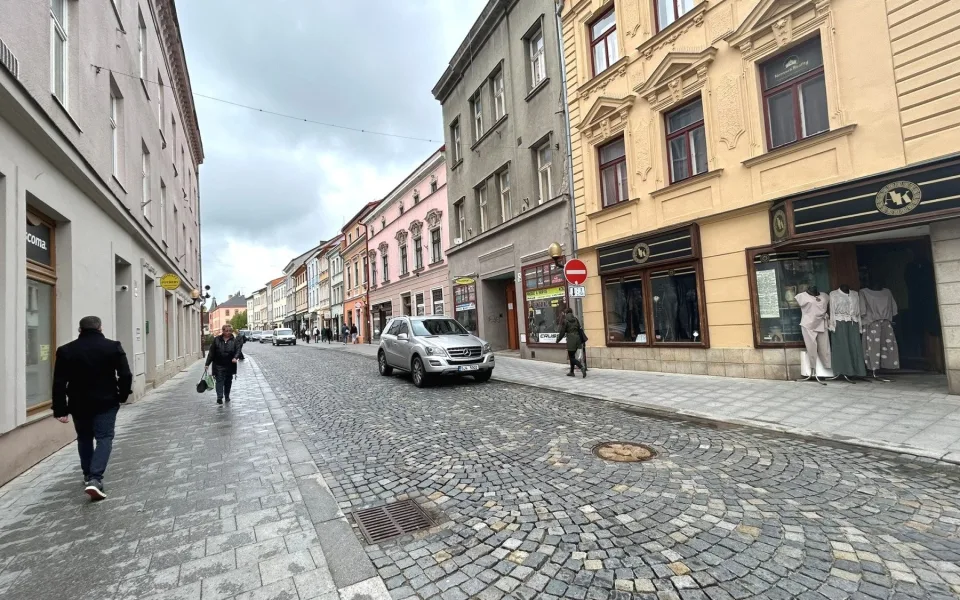 Nové lavičky a zeleň promění jihlavskou Benešku v přívětivější místo pro pěší