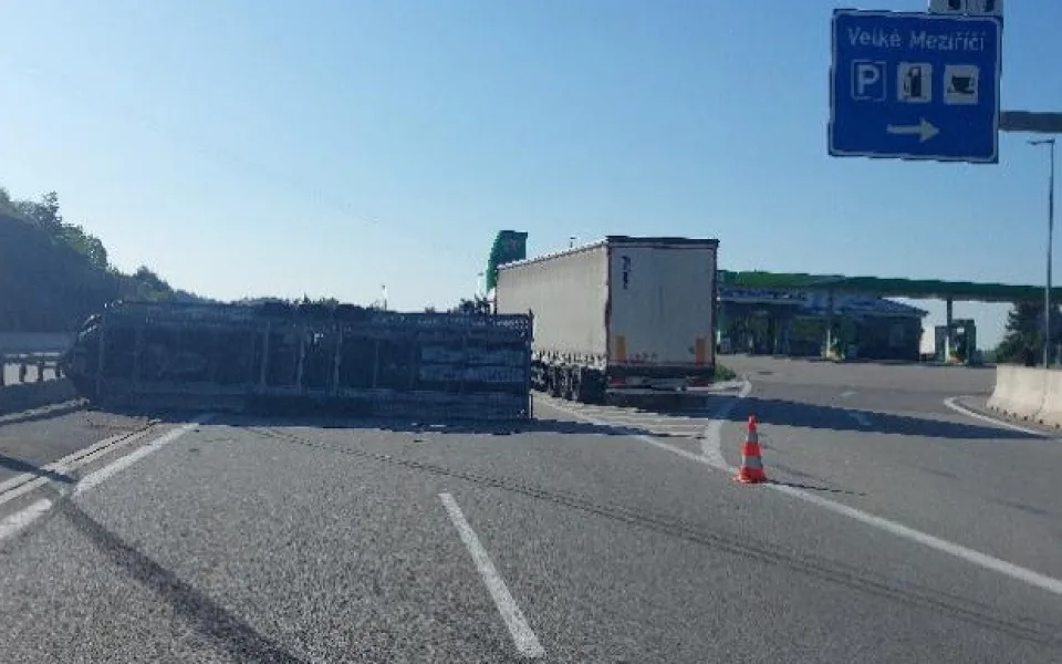 Aktuálně z D1: U Velkého Meziříčí bourala dodávka s podvalem. Tvoří se tam kolona
