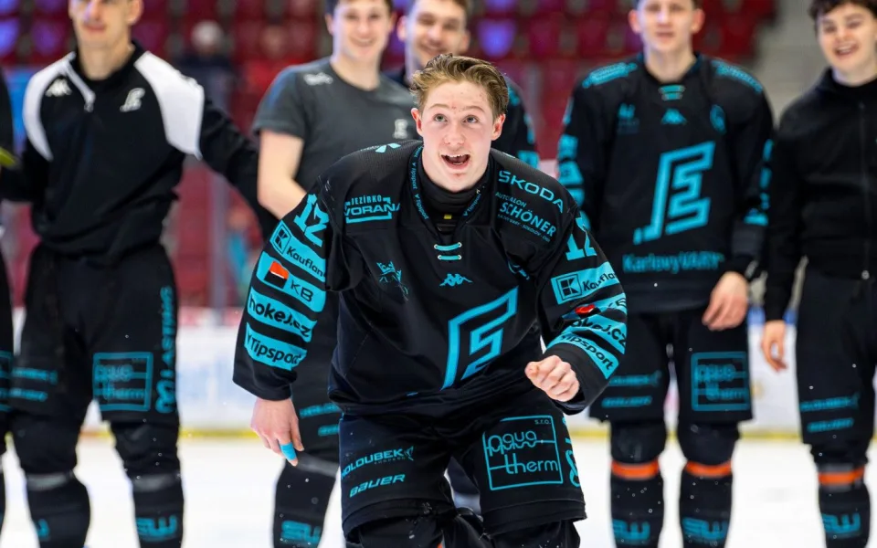 Petr Tomek měl být kapitánem juniorky, stal se ale  hvězdou A-týmu. Foto: HC Energie Karlovy Vary