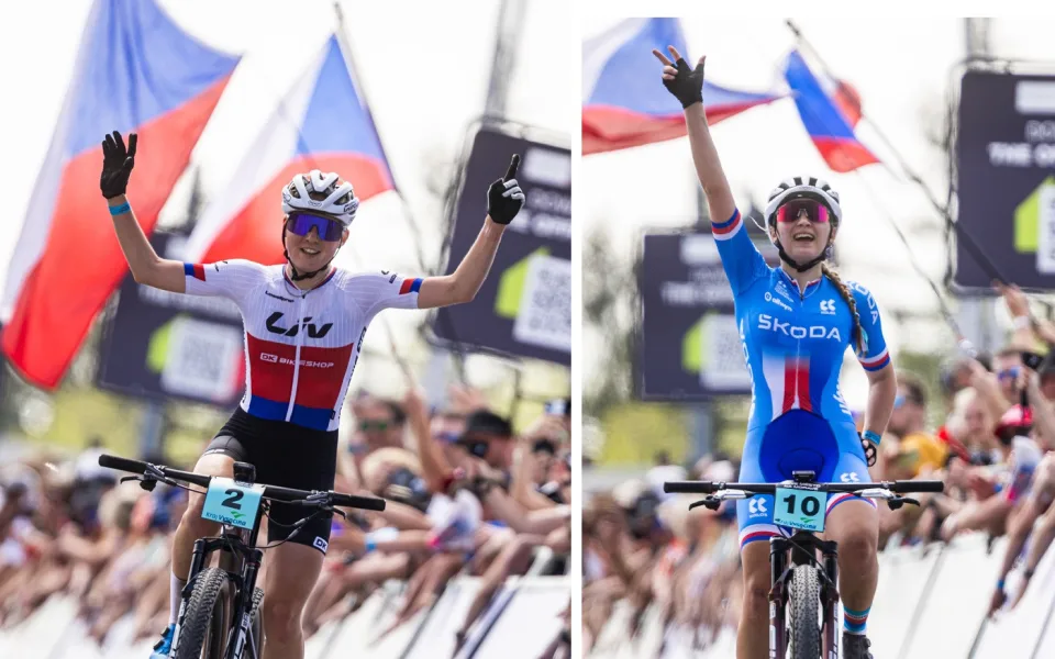 Skvělé Češky: Bukovská byla druhá a Grohová třetí mezi juniorkami na SP v Novém Městě. Foto: UCI Mountain Bike World Series Nové Město na Moravě