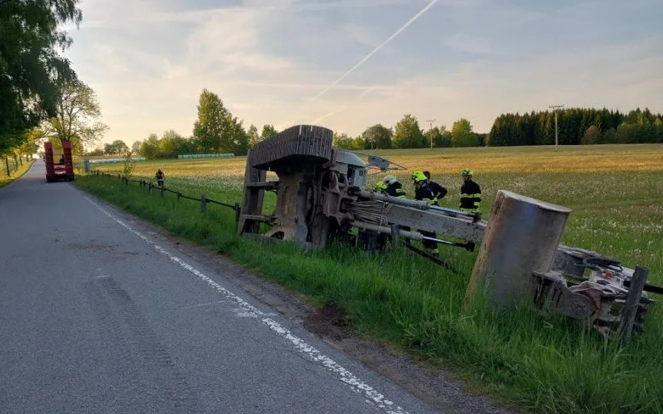 Řidič vezl bagr, který se mu převrátil, nehoda skončila bez zranění. Foto: Policie ČR