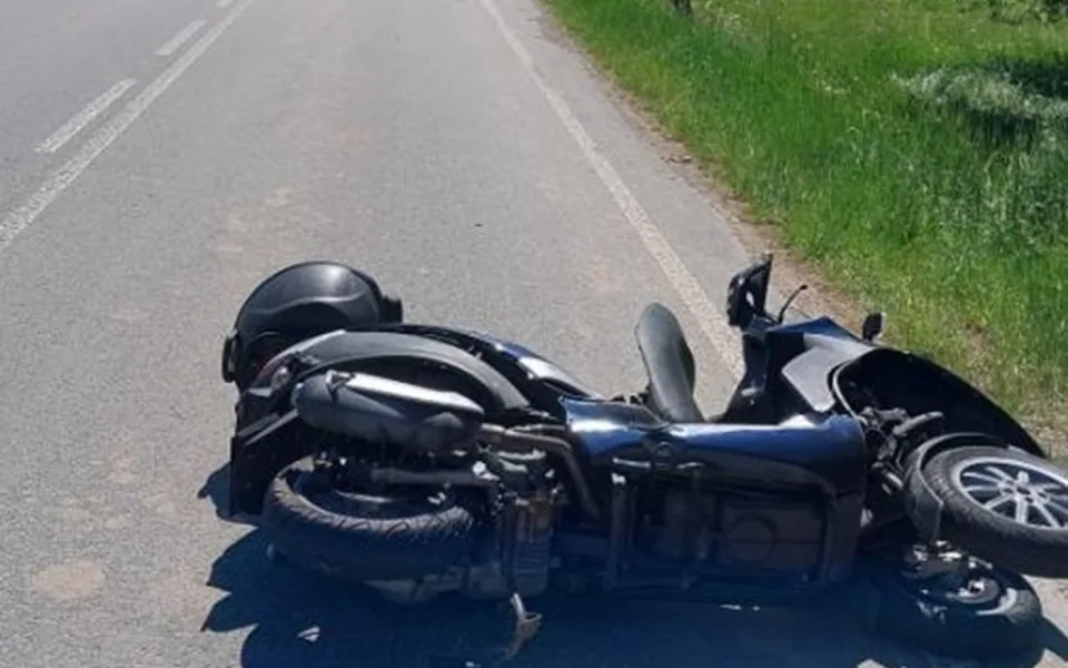 Nehoda u Studnic: Senior na motocyklu předjížděl dodávku, ta však odbočovala. Foto: Policie ČR