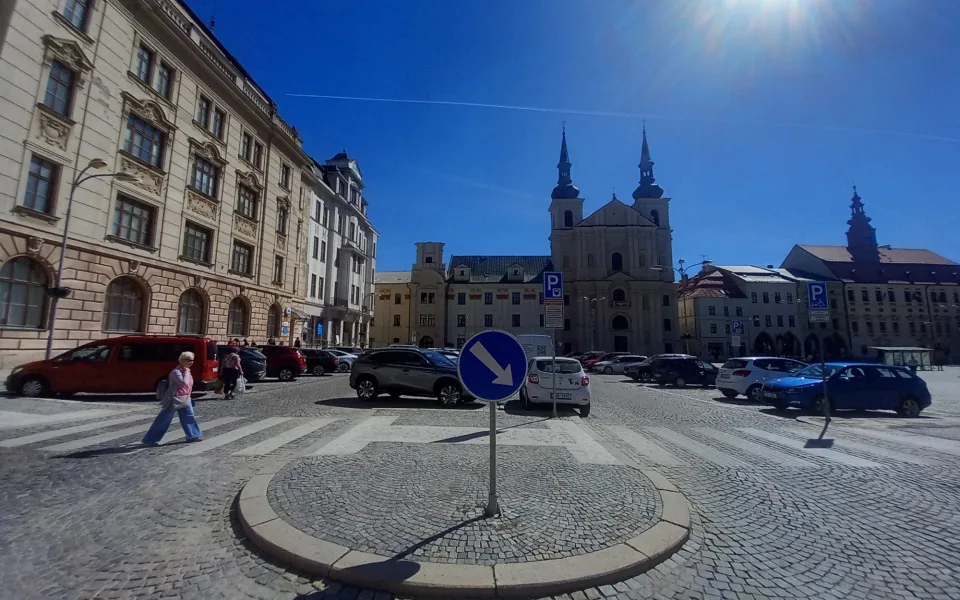 Parkování v Jihlavě XXXV.: Pro parkující u pošty bude zítřejší sobota poslední placenou