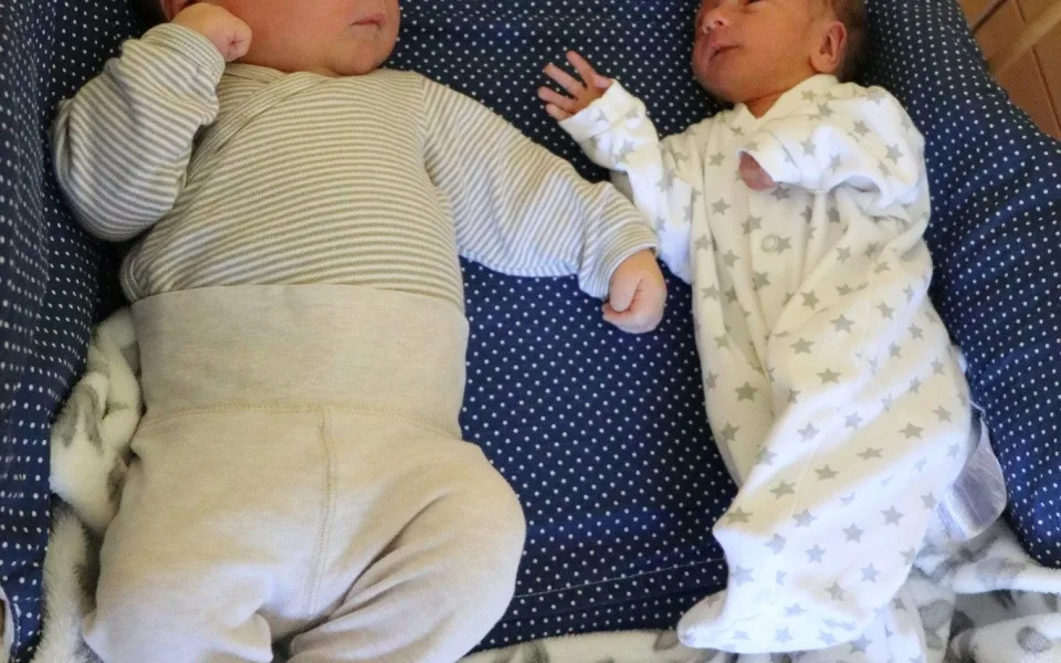 Obřík Ríša a drobeček Kubík. Novoměstská porodnice zažila raritu