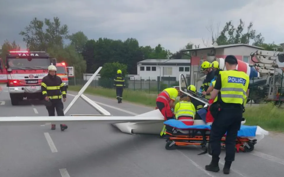FOTO: V Havlíčkově Brodě se při nouzovém přistání zranil pilot větroně