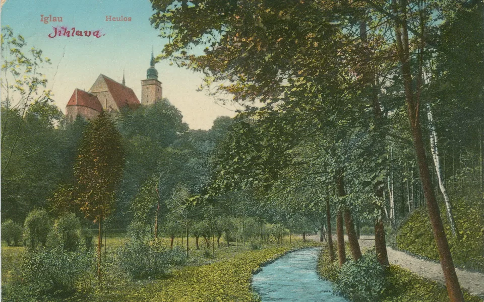 Zátiší vodní hladinou pod kostelem sv. Jakuba při východním svahu Heulosu. Foto: Poskytl Stanislav Jelínek