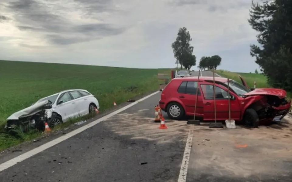 Při čelní nehodě dvou aut se v neděli zranilo pět lidí, jedna letěla do nemocnice. Foto: Policie ČR