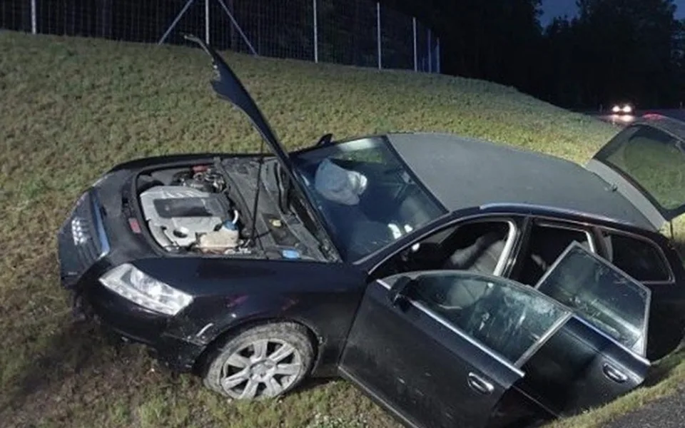 Audi projelo rovně kruhový objezd na dálničním přivaděči, řidič měl přes dvě promile. Foto: Policie ČR