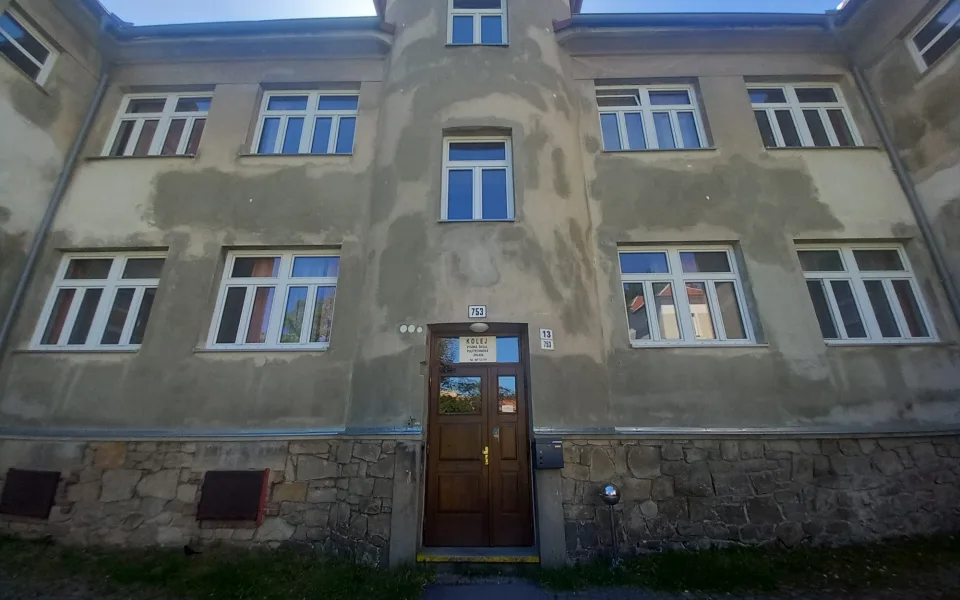 FOTO: Dostavba kolejí v Jihlavě se prodlužuje, studenti mohou zůstat na Brtnické