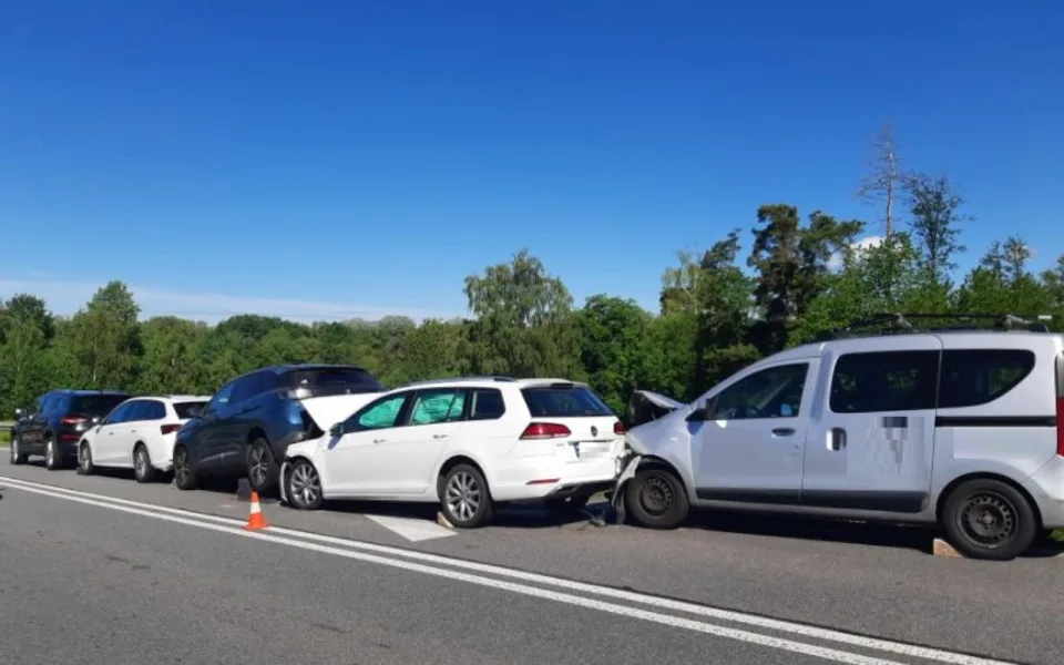 Řetězová reakce. Na Pelhřimovsku bouralo pět aut, došlo i ke zranění