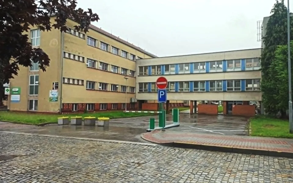 Řidiči v Jihlavě zneužívali parkoviště určené dárcům krve. To teď bylo zrušeno