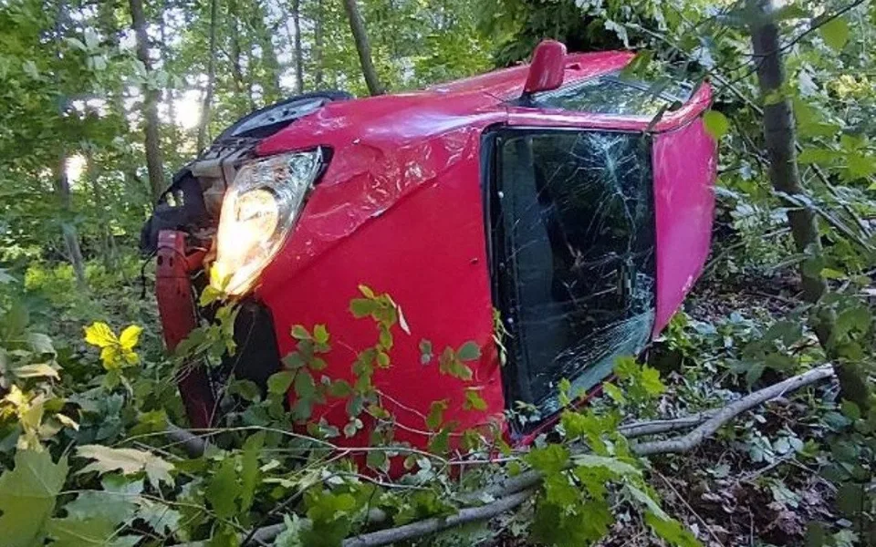 Muž na Brodsku popil alkohol, v autě pak dostal smyk. Z místa nehody v klidu odešel