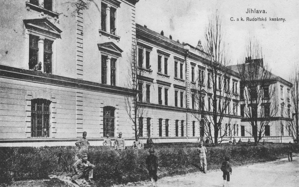Vojáci v oknech. Jihlavská Rudolfova kasárna za časů panování císaře Františka Josefa I. V mírových letech domov pěti stovek vojáků, za mimořádných událostí jich byly i dva tisíce.  Reprofoto: archiv Stanislava Jelínka