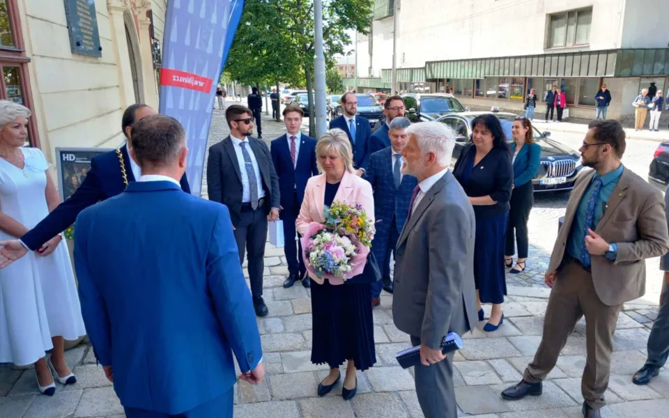 Prezident Petr Pavel s manželkou přijeli do Jihlavy. Bude diskutovat s vedením města
