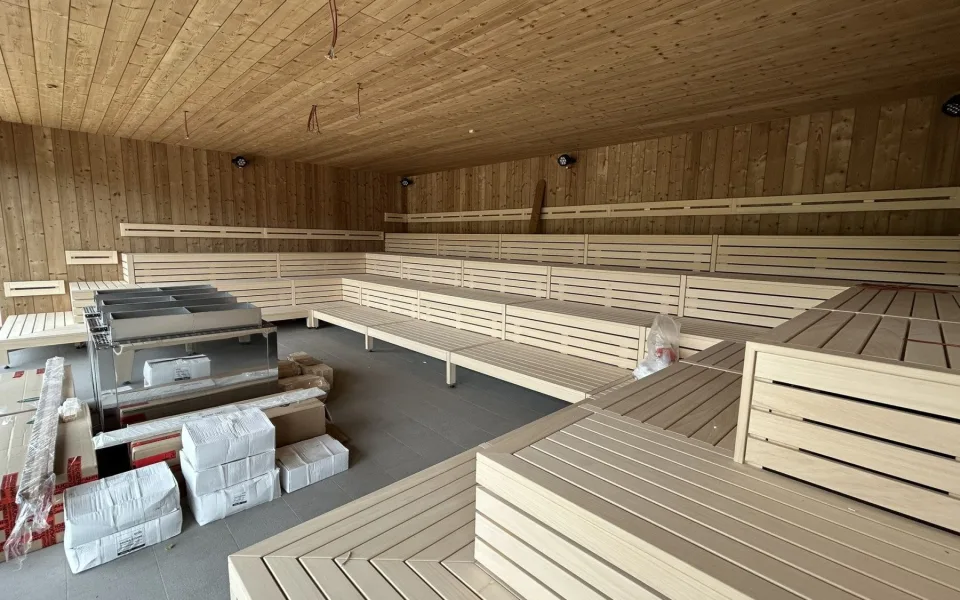 FOTO, VIDEO: Sauna pro 60 lidí i závěsný otočný krb. V Jihlavě vzniká Saunový svět