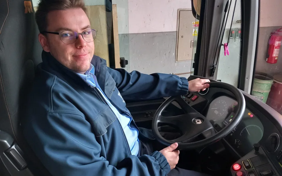 ROZHOVOR: Červený trolejbus je jihlavskou legendou. Petr Příhoda si Karkulku koupil
