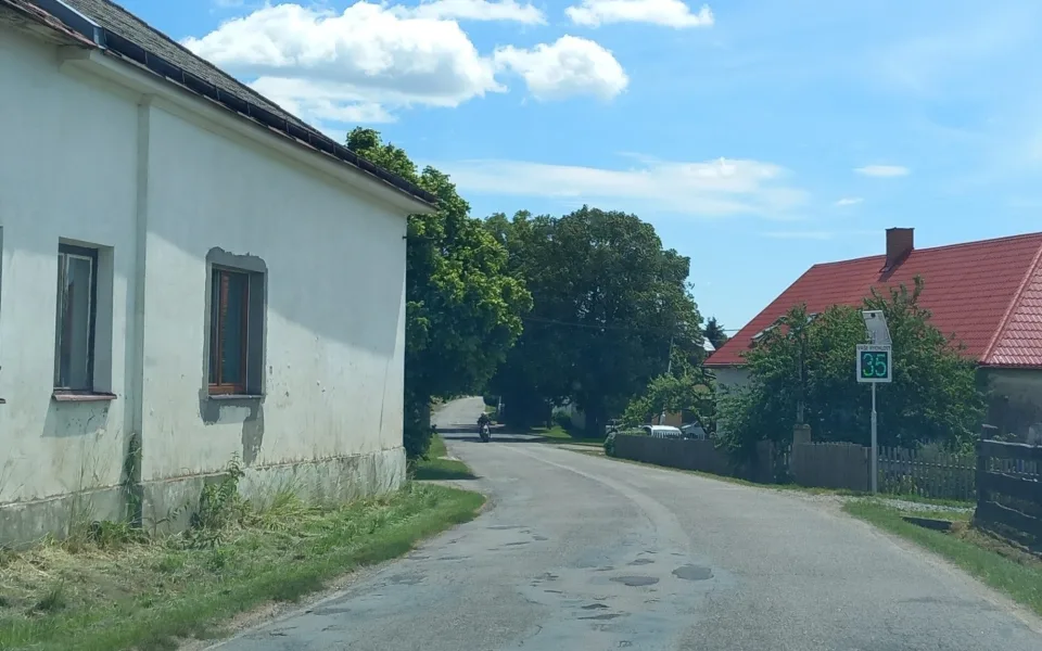 Rychlost v Jeclově nově hlídají radary. Řidiči zpomalili, těší starostu