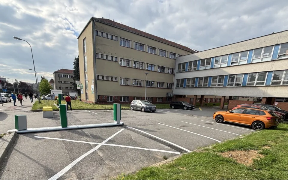 Nemocnice Jihlava nabízí veřejnosti nové parkoviště, které hlídá závora.