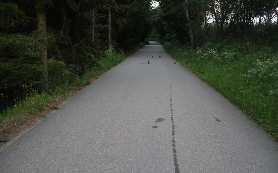 Policisté vyšetřují nehodu cyklisty na Žďársku. Žádají veřejnost o spolupráci