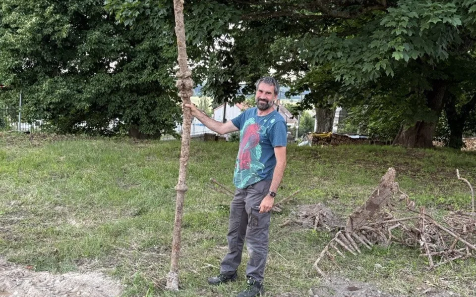 Ve Větrném Jeníkově bagrista vykopal hromadu železa. Může jít o historickou fontánu