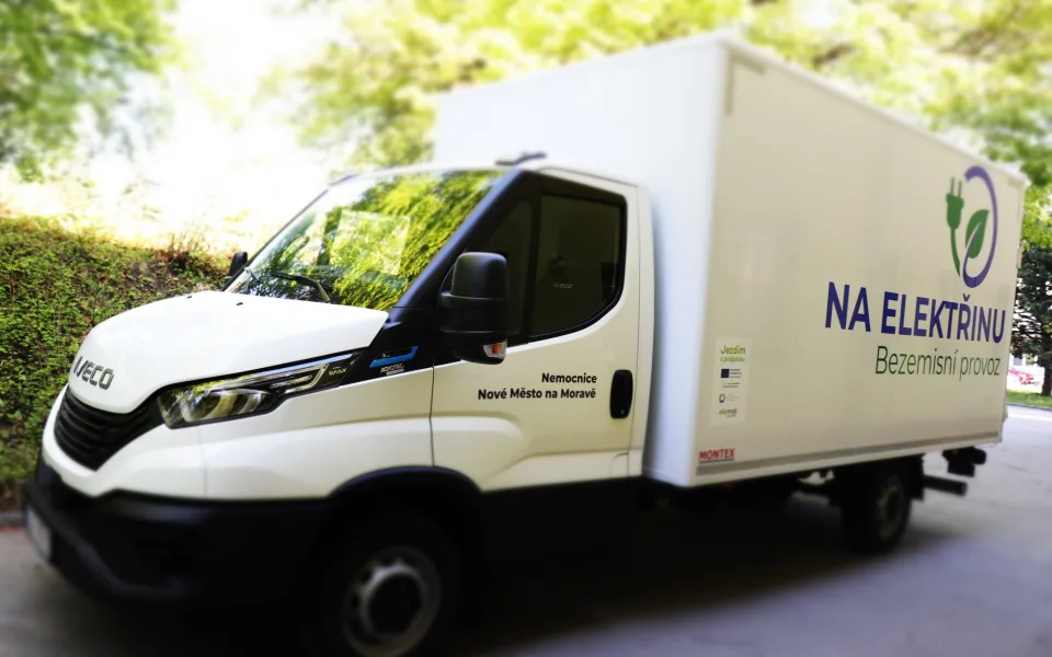 FOTO: V novoměstské nemocnici rozváží jídlo elektromobil, stál přes dva miliony