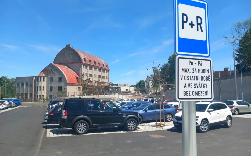 Parkování v Jihlavě XXXVII.: Parkoviště u nádraží není jen pro cestující vlakem