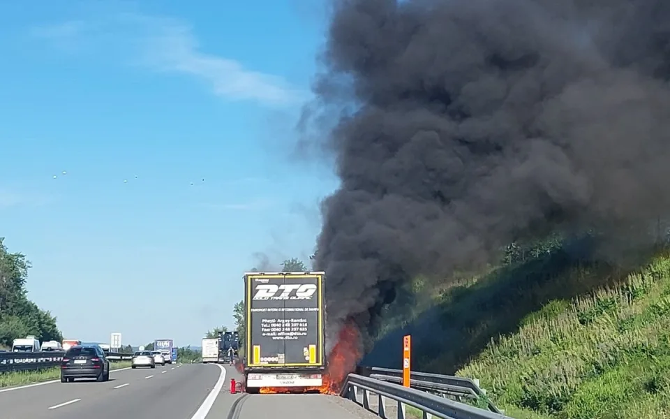 Požár nákladního auta u Řehořova komplikoval večerní provoz na dálnici