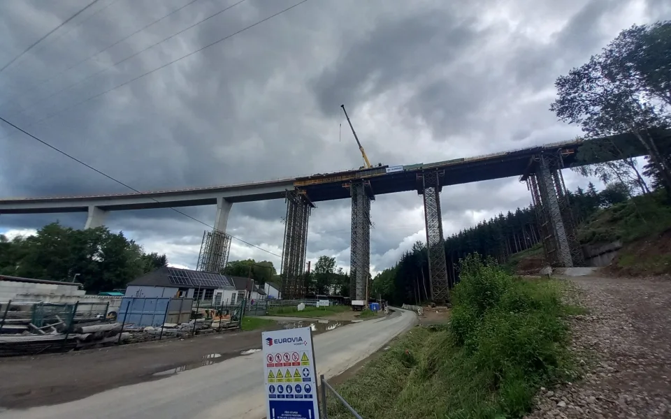 Práce na obchvatu Brtnice pokračují i v extrémním vedru. Pracovníci se střídají