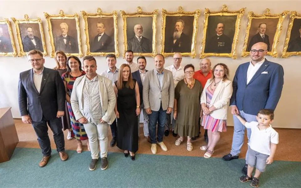 Ceny Rady města Jihlavy převzali Jarmila Daňková (třetí zprava), Michaela Musilová (pátá zprava), Dalibor Pituch (první zprava) a Marek Skřivánek (šestý zprava).
