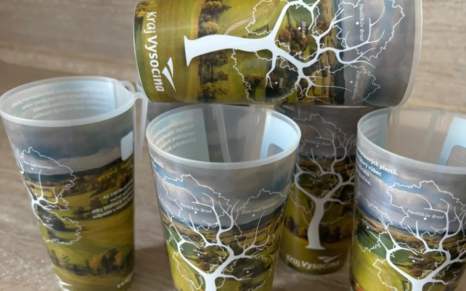 Méně plastů po akcích. Vratné kelímky si pořizuje stále více obcí na Vysočině