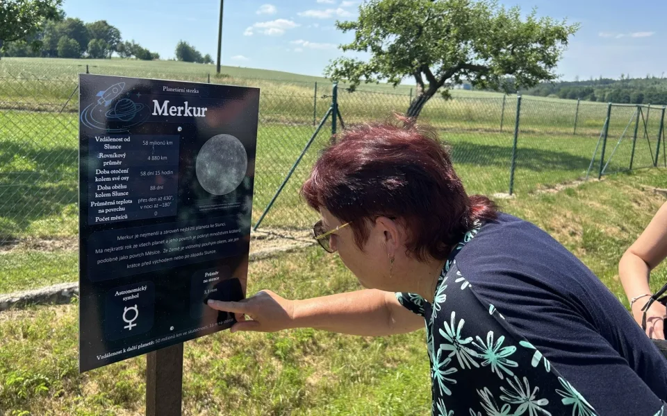 Na rozloučenou. Deváťáci v Dolní Cerekvi vybudovali unikátní Planetární stezku