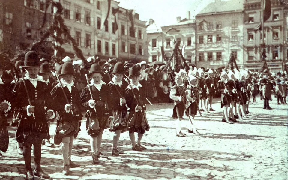 Mladí účastníci havířského průvodu v kostýmech v severozápadní části jihlavského náměstí. Kolem roku 1900.