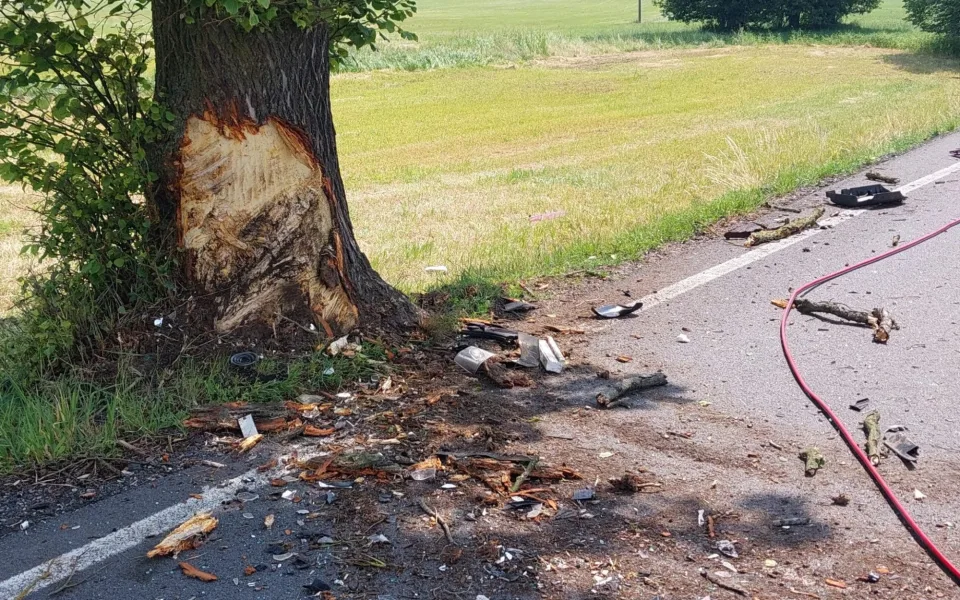 Tragické úterý. Řidič u Žirovnice narazil do stromu, zemřel na místě