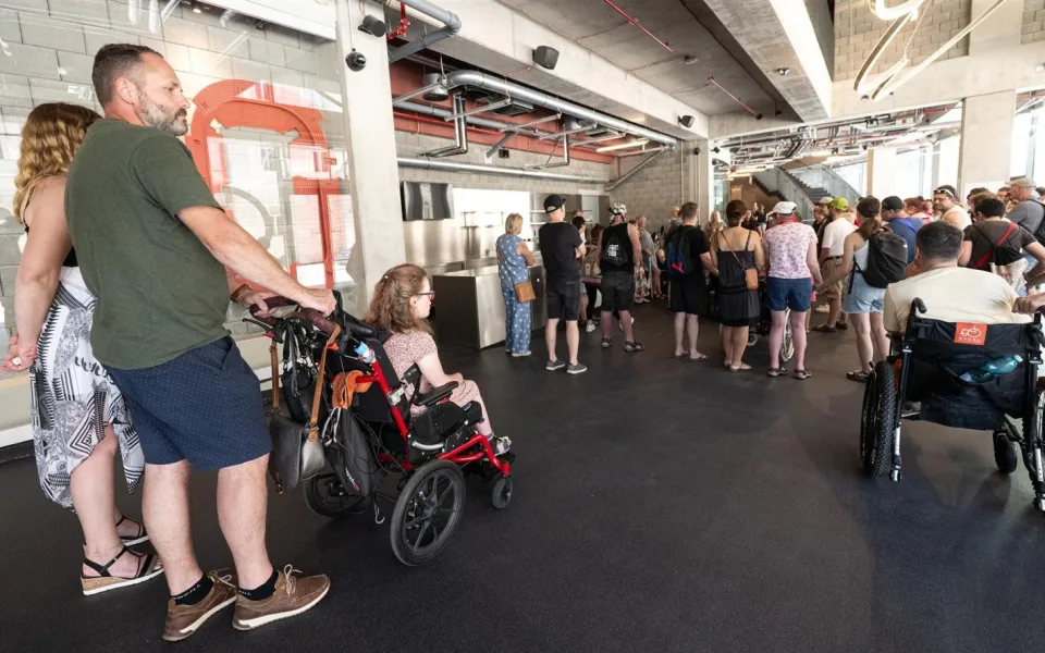 Lidé s handicapem přišli na prohlídku Horácké arény. Řešila se i její bezbariérovost