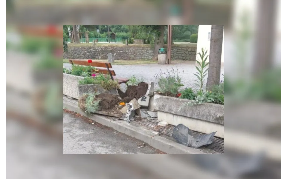 V Lukách úřadoval opilý řidič. V autě narazil do náklaďáku, pak poškodil květináče