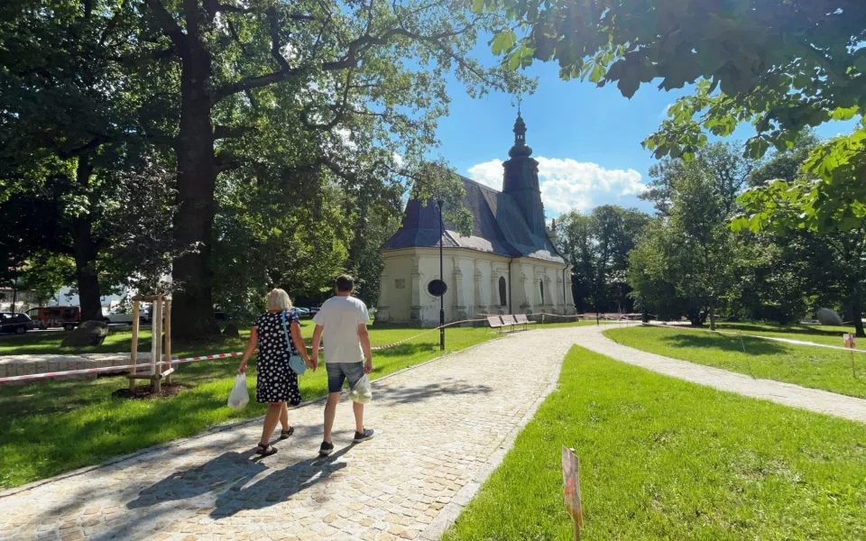 VIDEO, ANKETA: Radost v Jihlavě. Smetanovy sady s novou zelení jsou otevřené