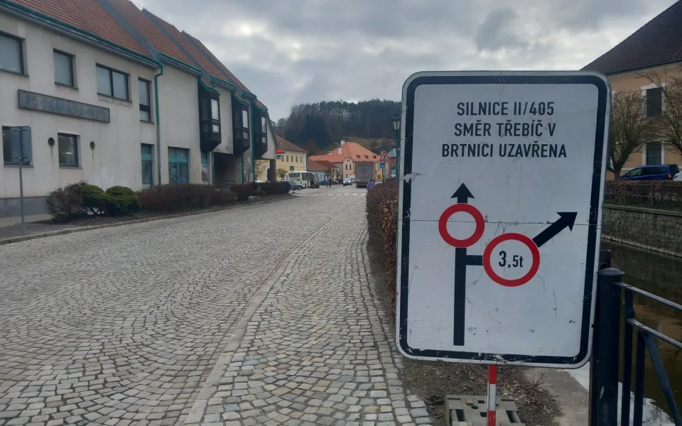 Brtnice je odříznutá od světa. S cestou na Jihlavu pomáhají místním povolenky