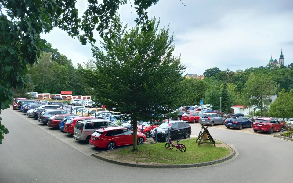 Parkování v Jihlavě XXXVIII.: Návštěvníci zoo mohou nechat své auto také v okolí